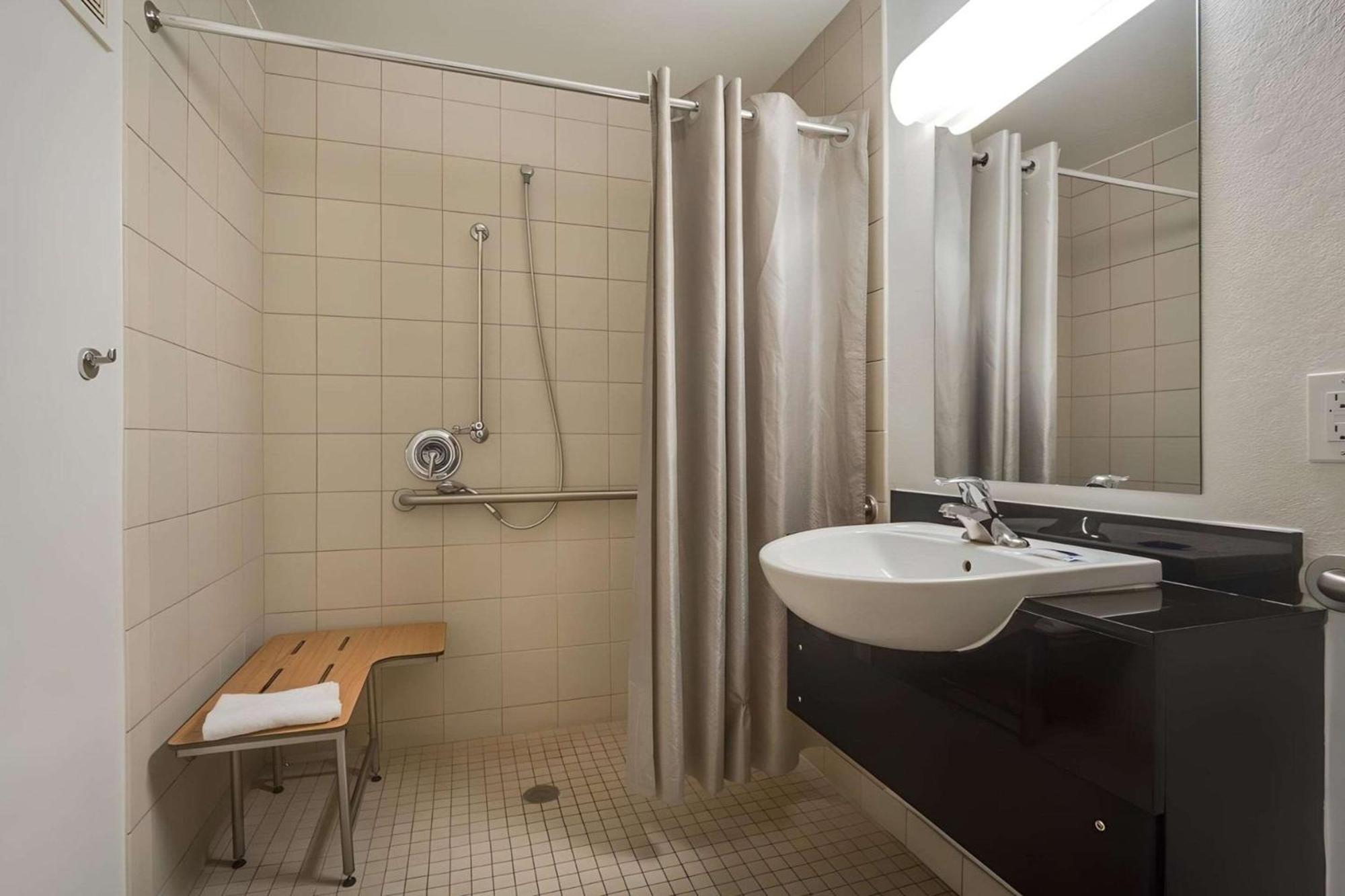Park Inn By Radisson, Lakewood Kültér fotó